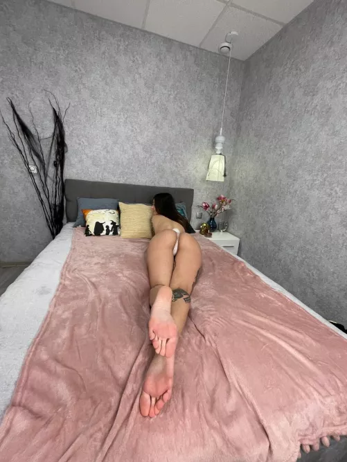 My feets want to feel your tongue and your cock