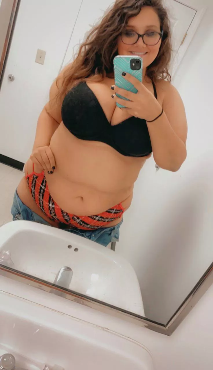 Naughty bathroom selfie at my office job.. 🤭😘