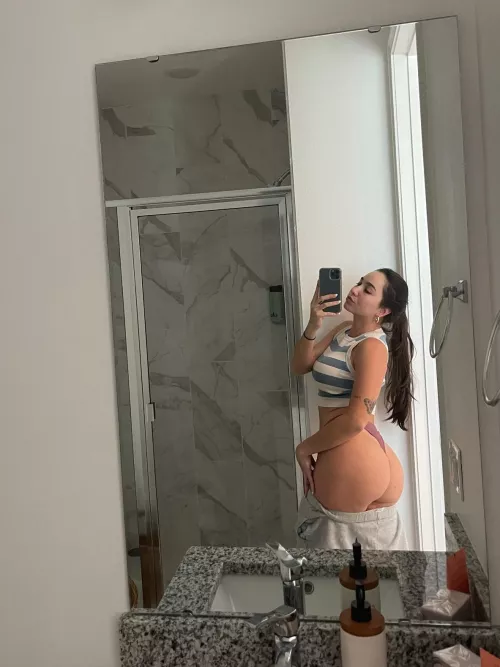 new booty selfie