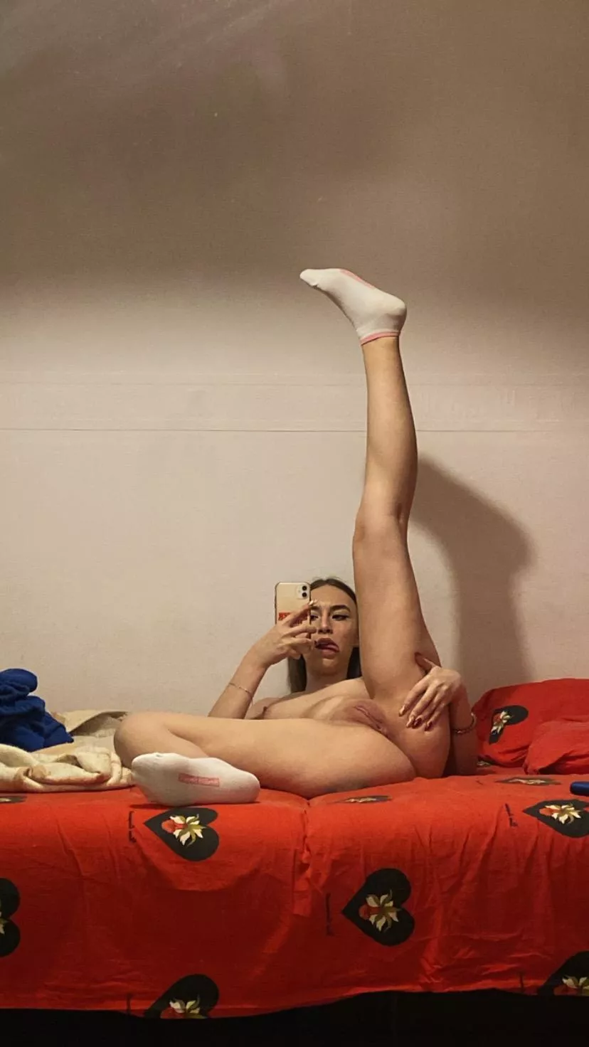 Put my leg up and craving to be penetrated