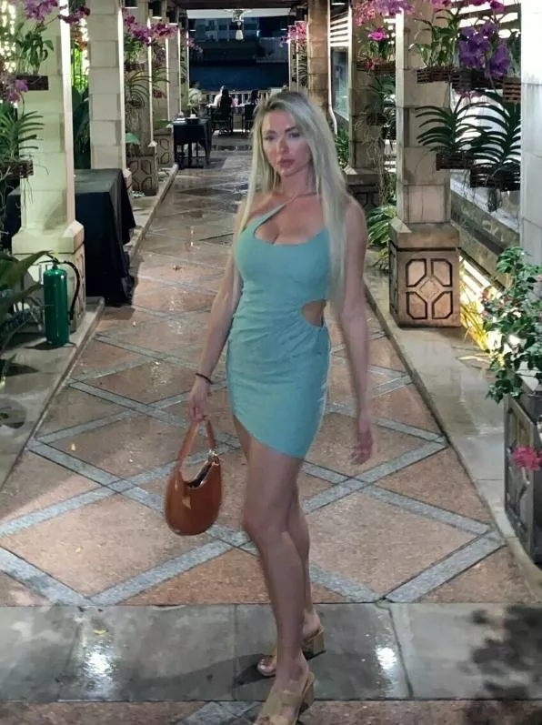 shows off her curves