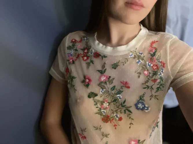 So small they blend in w these flowers