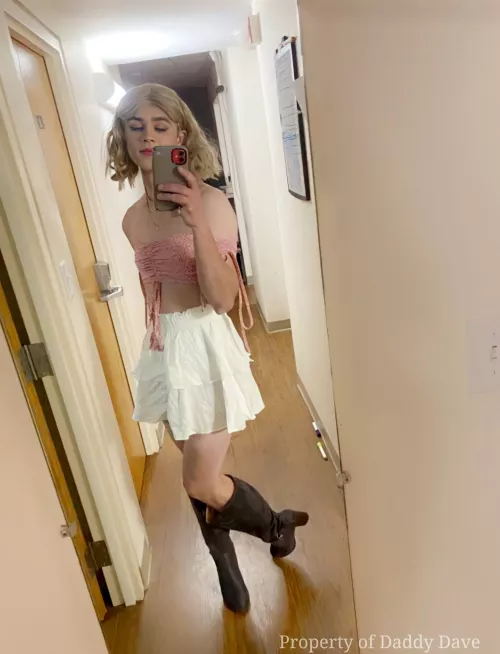 Such a perfect outfit, especially those boots with that snow outside, huh Rose 😏