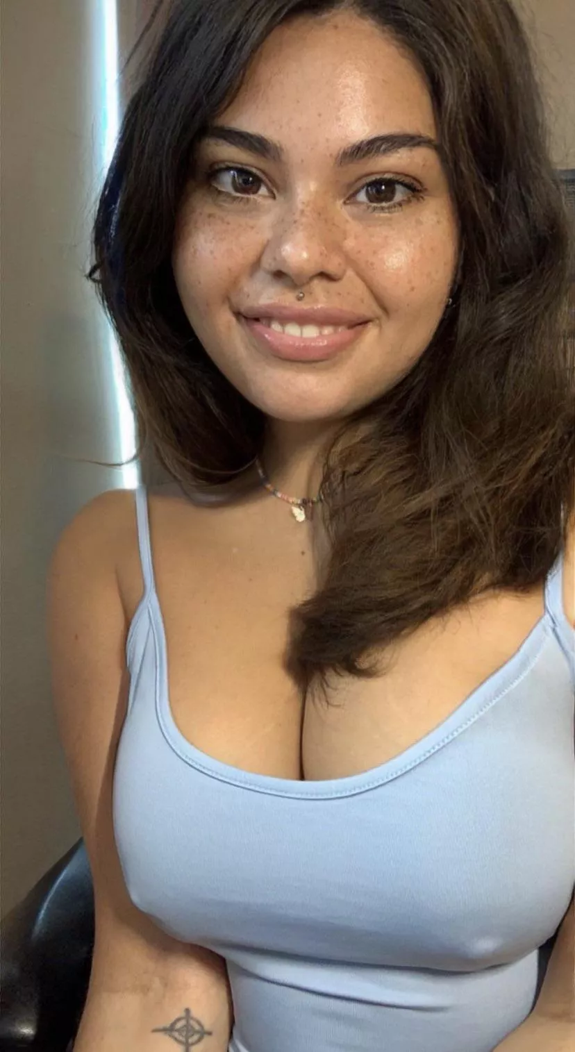 This top is a bit clingy 🤭