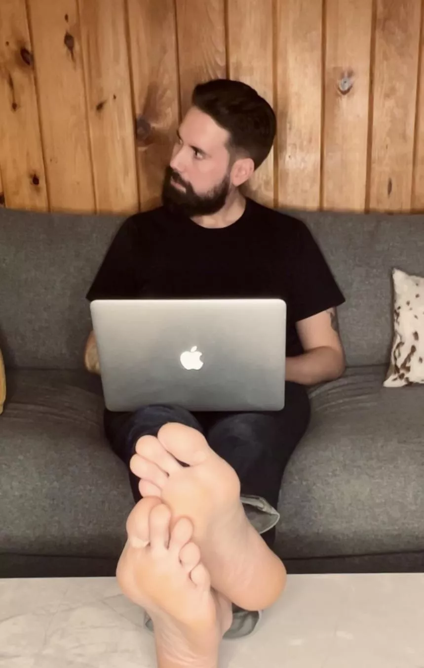 This tv presenter is practically begging for foot worship 😈 👅 🦶🏻