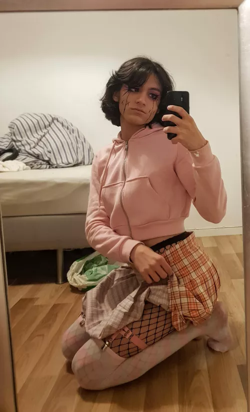 U can squish my thighs if u give me headpats, meow