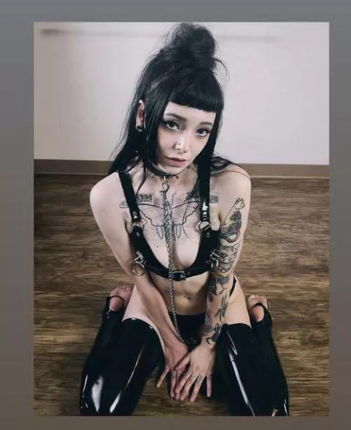 Upvote if you would worship me from head to toe loser [domme]