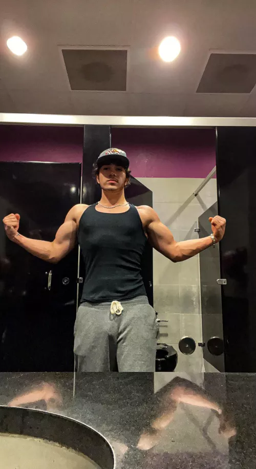 18 fit, want a bunch of hung cocks on my snap for me to jerk off to after school. dm me for my snap