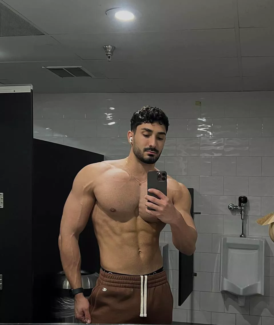 [23] wanna hit some cardio at my place?