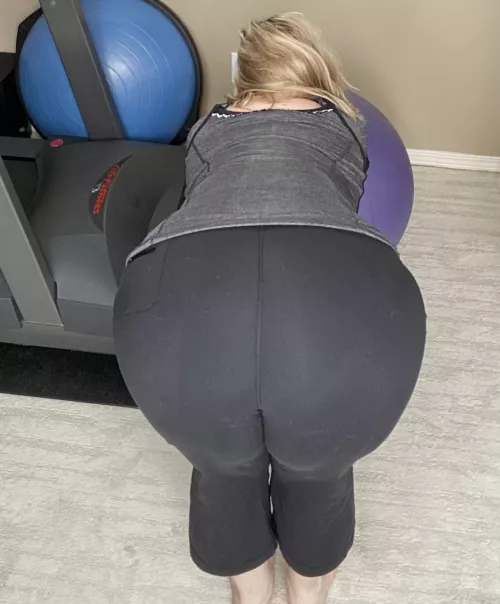(43) I like it when you stare at my ass when I’m at the gym 💋