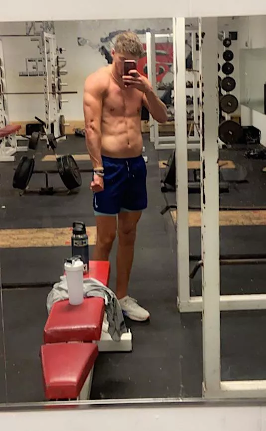 6’3 - 204. Bench 325, squat 475, deadlift 550! [m]