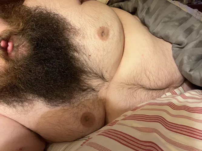 Any ladies here that like big hairy bearded guys wanna cuddle? Let’s chat ladies.
