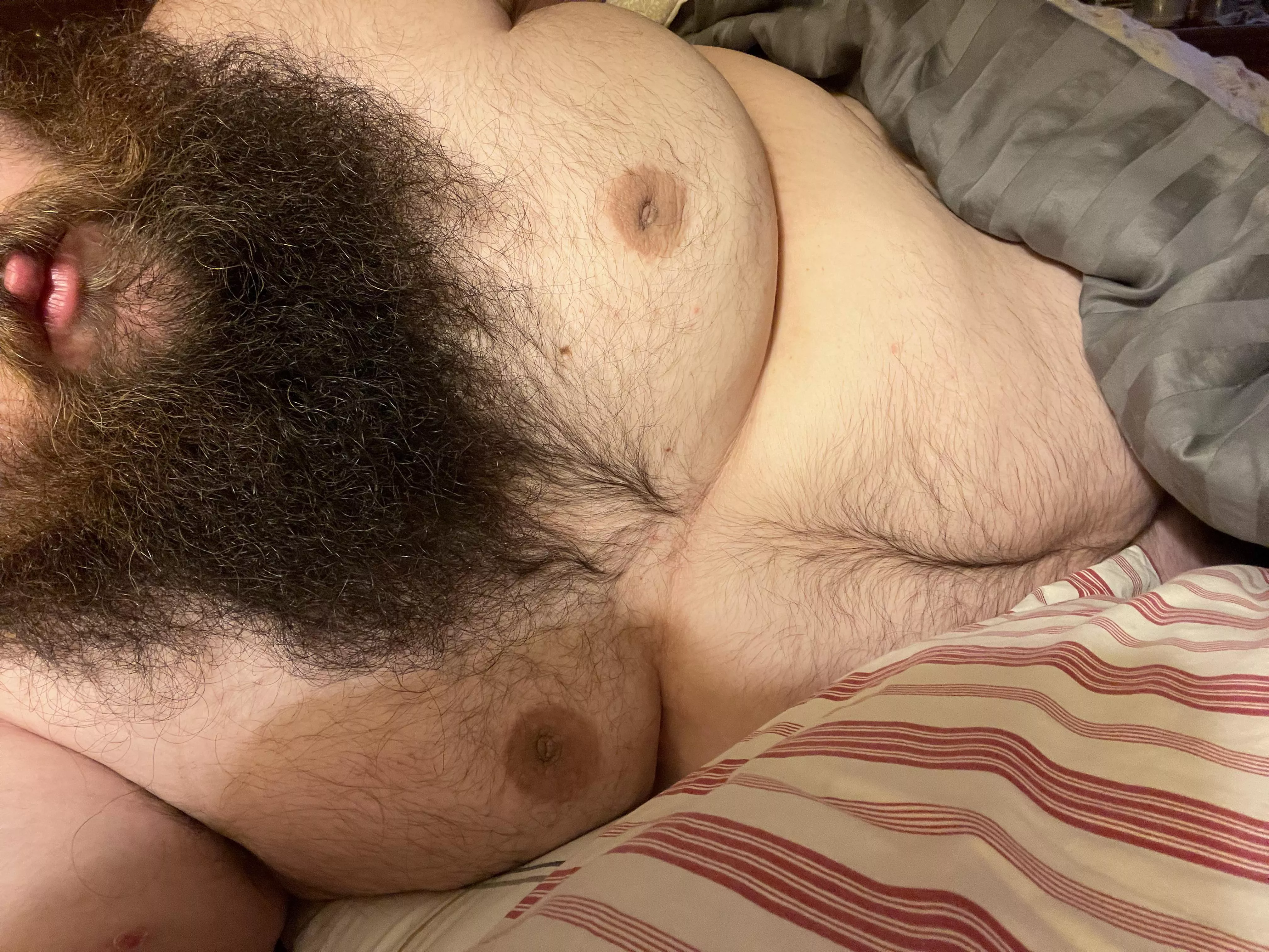 Any ladies here that like big hairy bearded guys wanna cuddle? Let’s chat ladies.