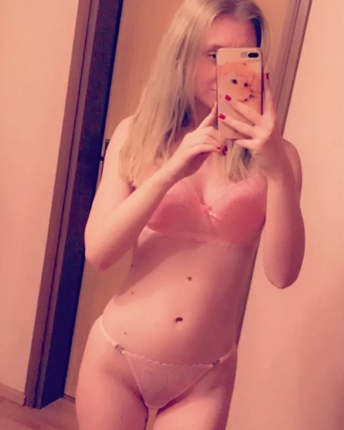 Are mirror selfies with tiny tits still cute?