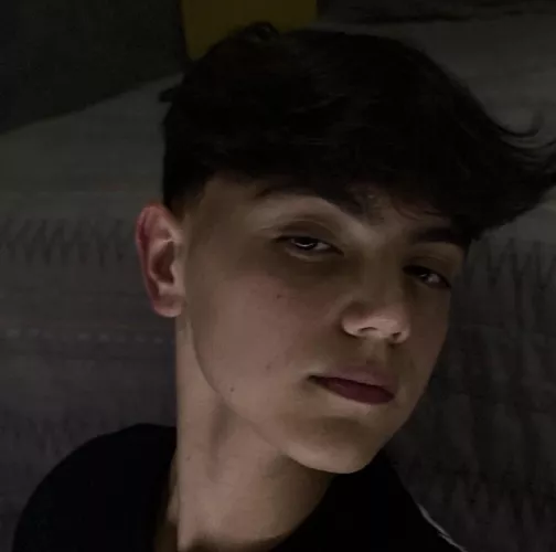 boredddd does anyone want to play something