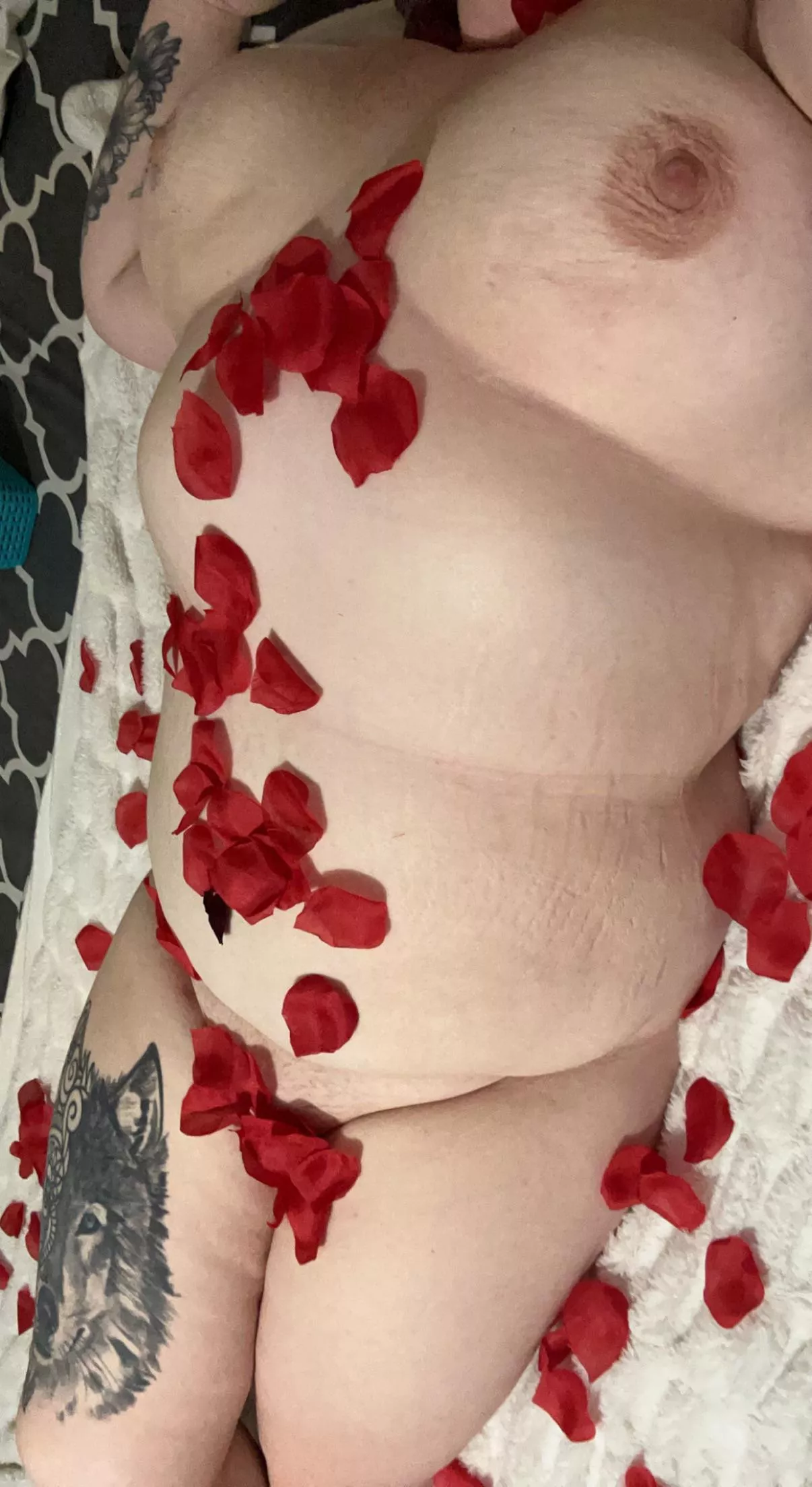 Cum suck my nipples 😋