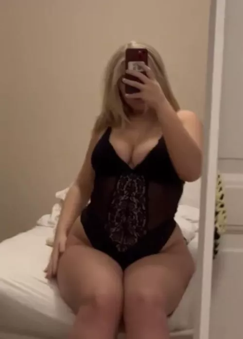 Curvy enough for you? 💕😘