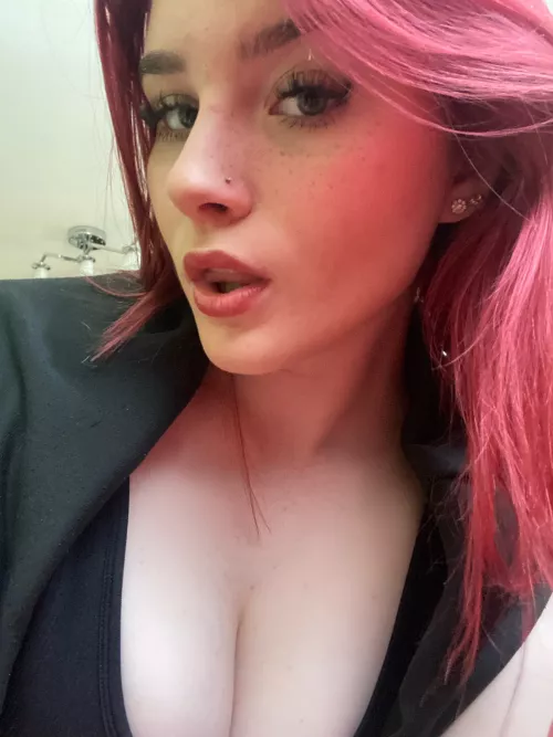 Cute with a bit of cleavage <3