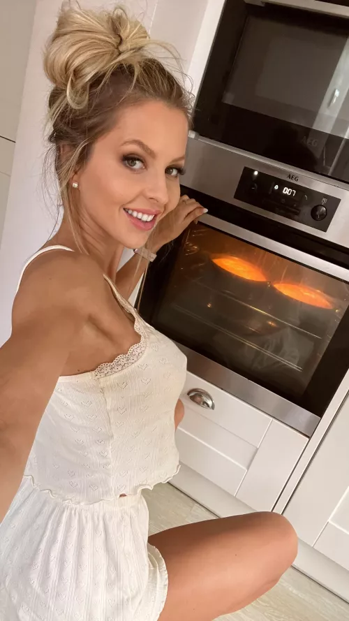 [F] Hi 👋🏼 thought I’d introduce myself, I’m Annabelle a busy mum of four with a little cookie business 👩🏼‍🍳☺️