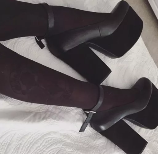 Feeling like a glamazon in these 🖤🖤🖤