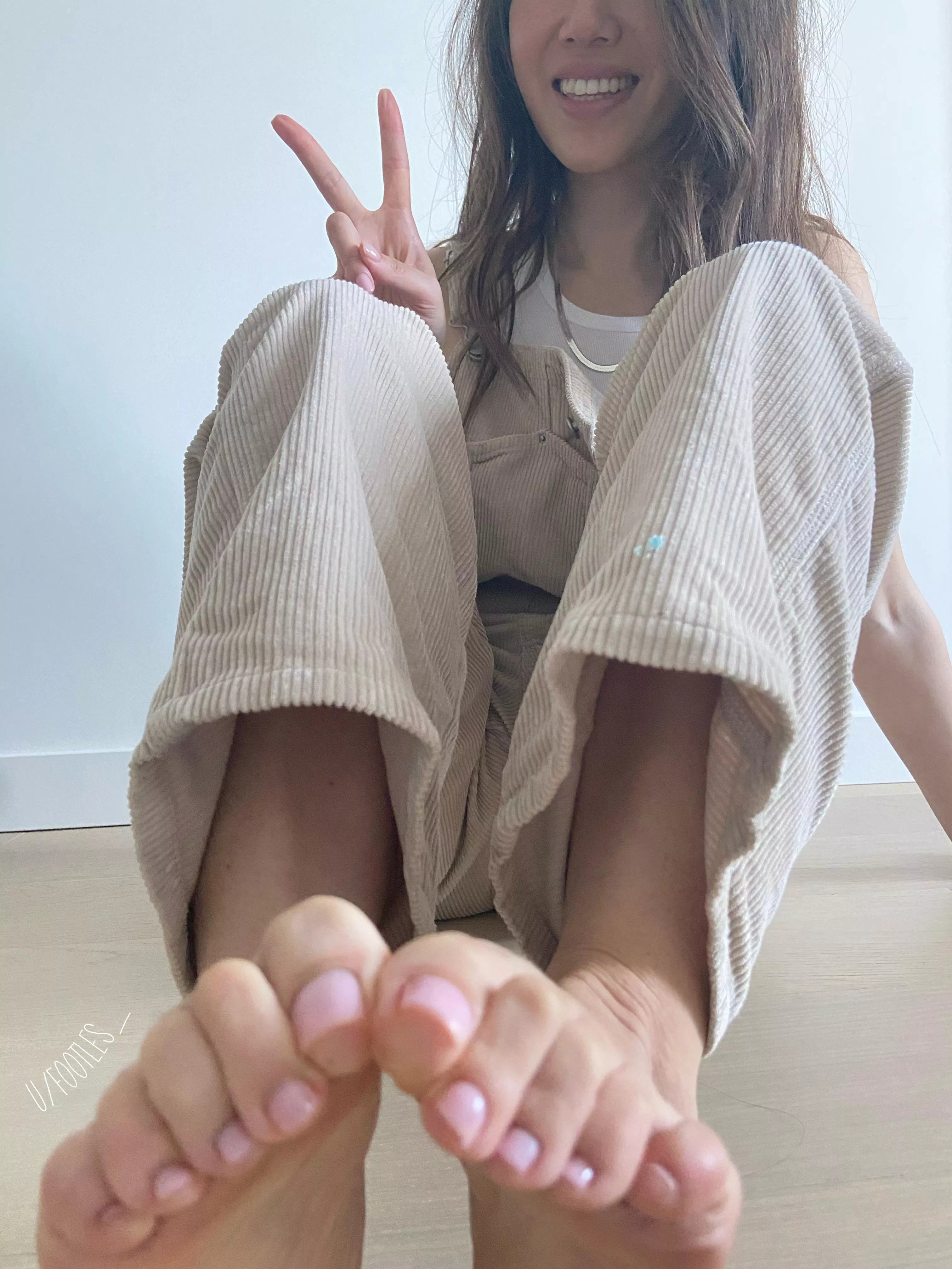 Hello — how are ya? Sincerely, me & my feet. ✌🏼