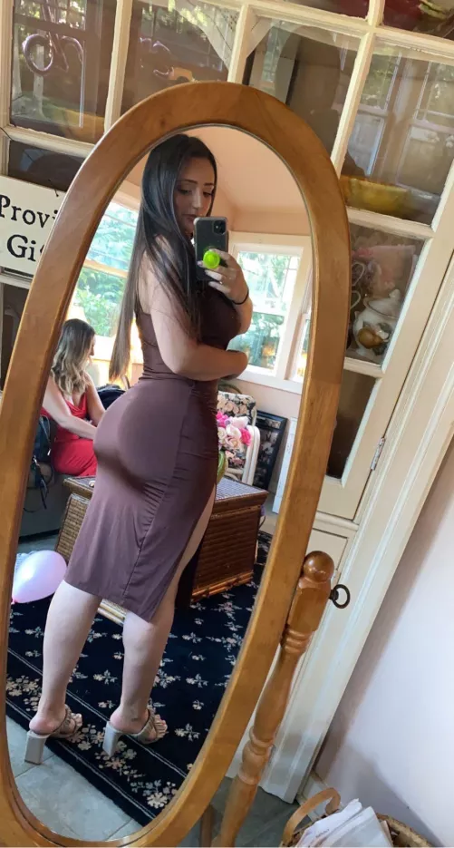 How does this dress make it look ?