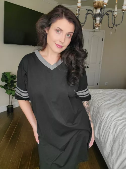 I know I'm not naked or in sexy lingerie, but I wanted to show you what I actually am like around the house. Most of the time, I'm just a mom in her jammies 😅🙈