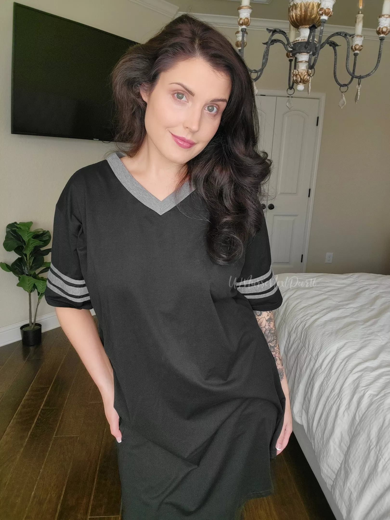 I know I'm not naked or in sexy lingerie, but I wanted to show you what I actually am like around the house. Most of the time, I'm just a mom in her jammies 😅🙈