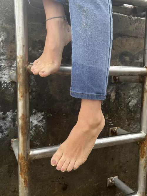 I love the feeling of sand between my toes … what else should I put between my toes?😚