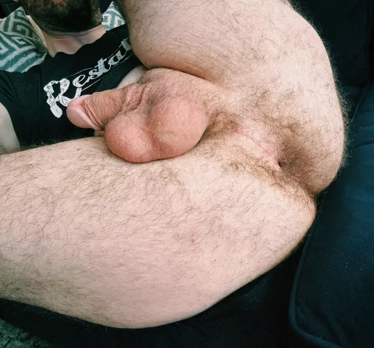 I need my hairy pussy eaten and bred 🥵