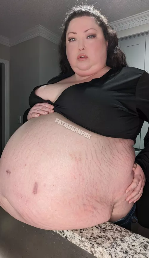 I'm a bottomless pit who can't reach her clit 🤤