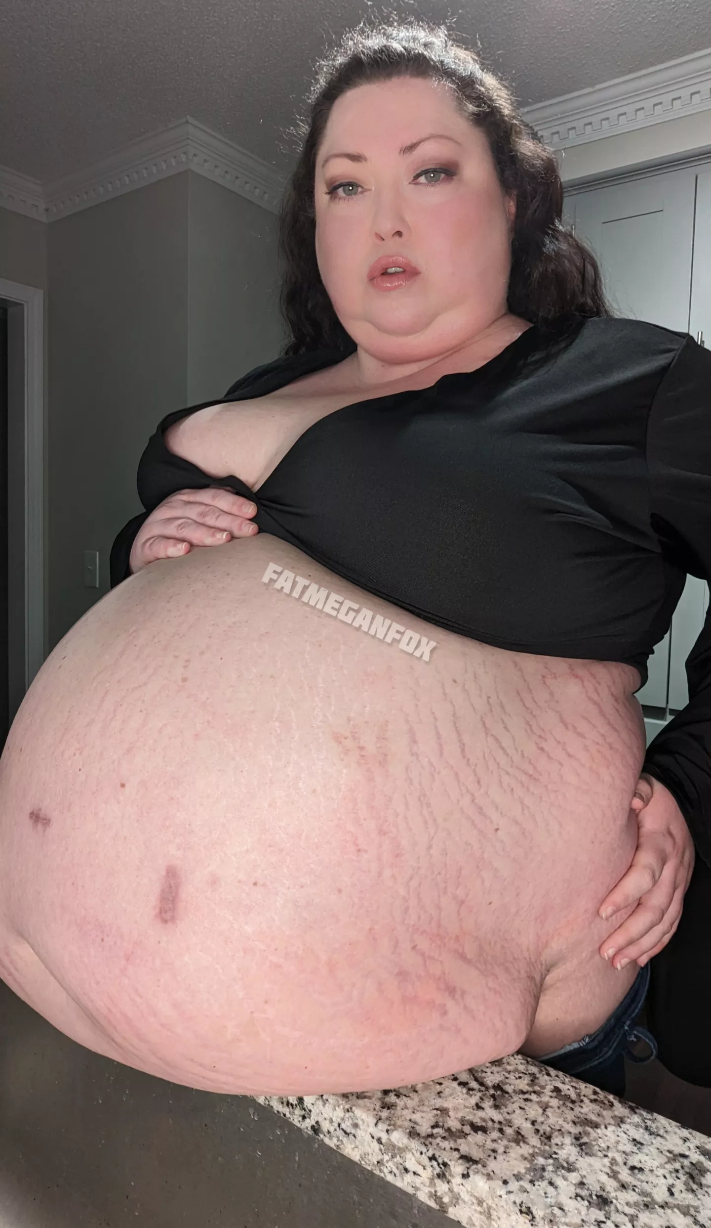 I'm a bottomless pit who can't reach her clit 🤤