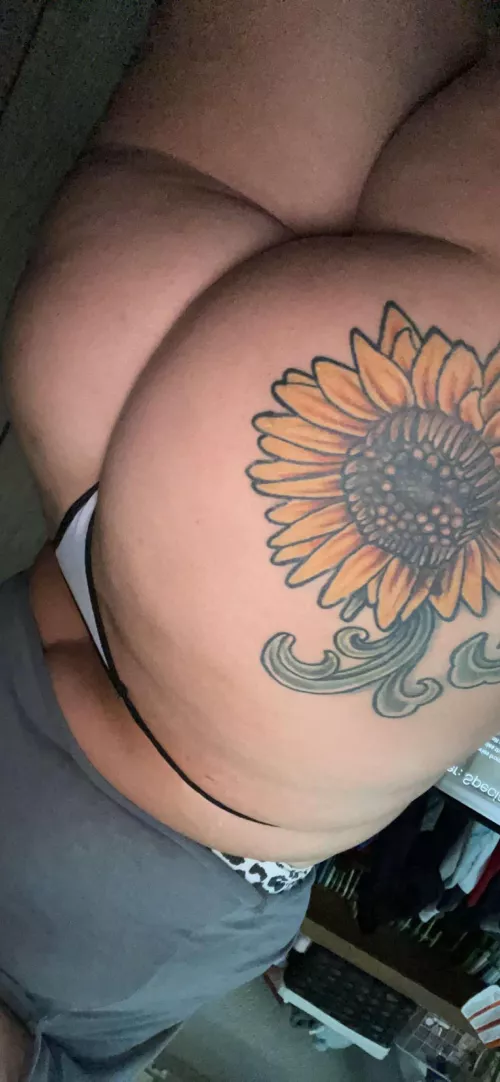 🤤🤤 it’s the thin panties for mee 🥵 thoughts on the wife’s FAAAT ASS !? let’s chat about our wives 😈🤘🏼