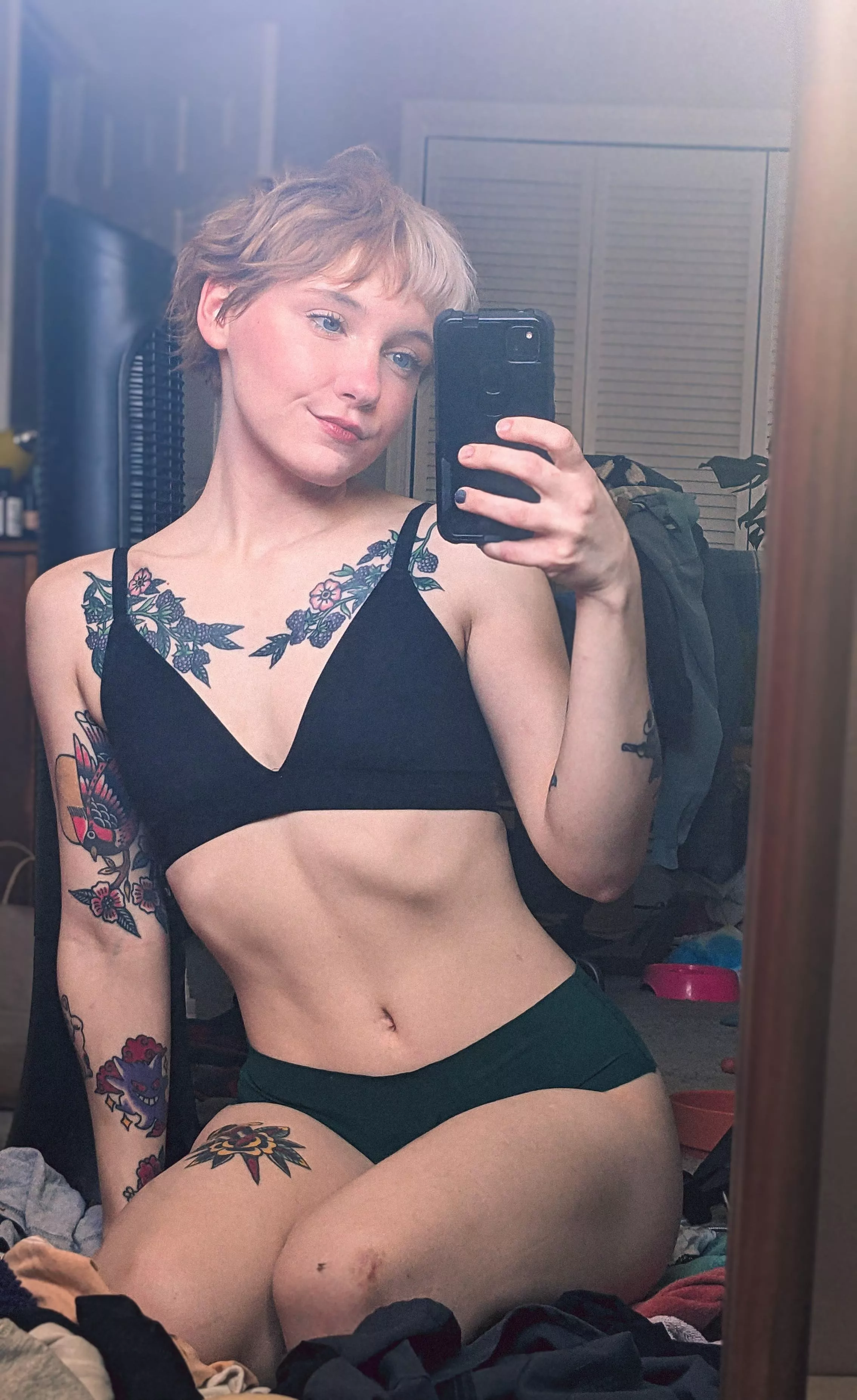 just loungin around, procrastinating on chores [F]