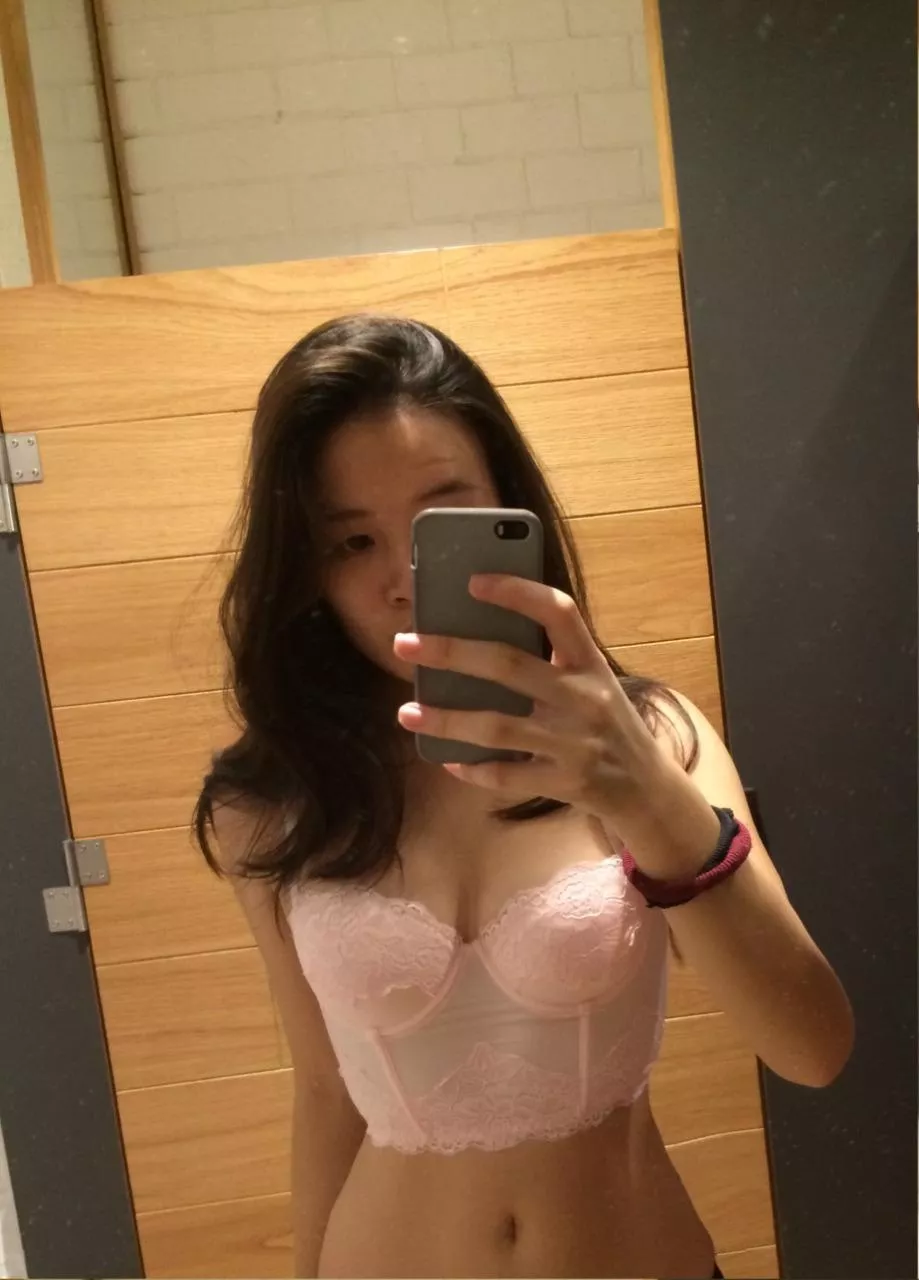 Ladies trying on bra should always take a selfie