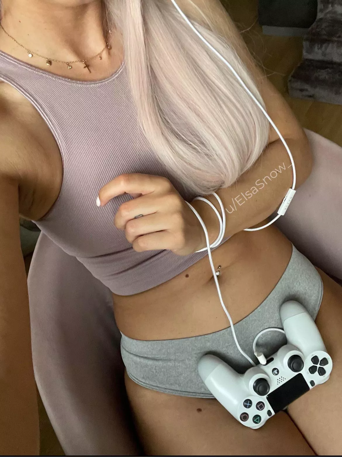 Let’s distract each other 🎮😏