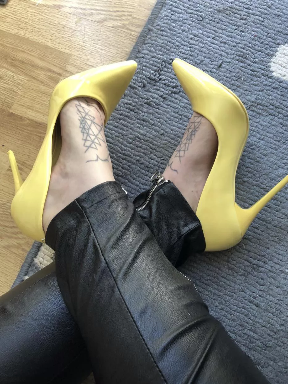 Look at the foot cleavage