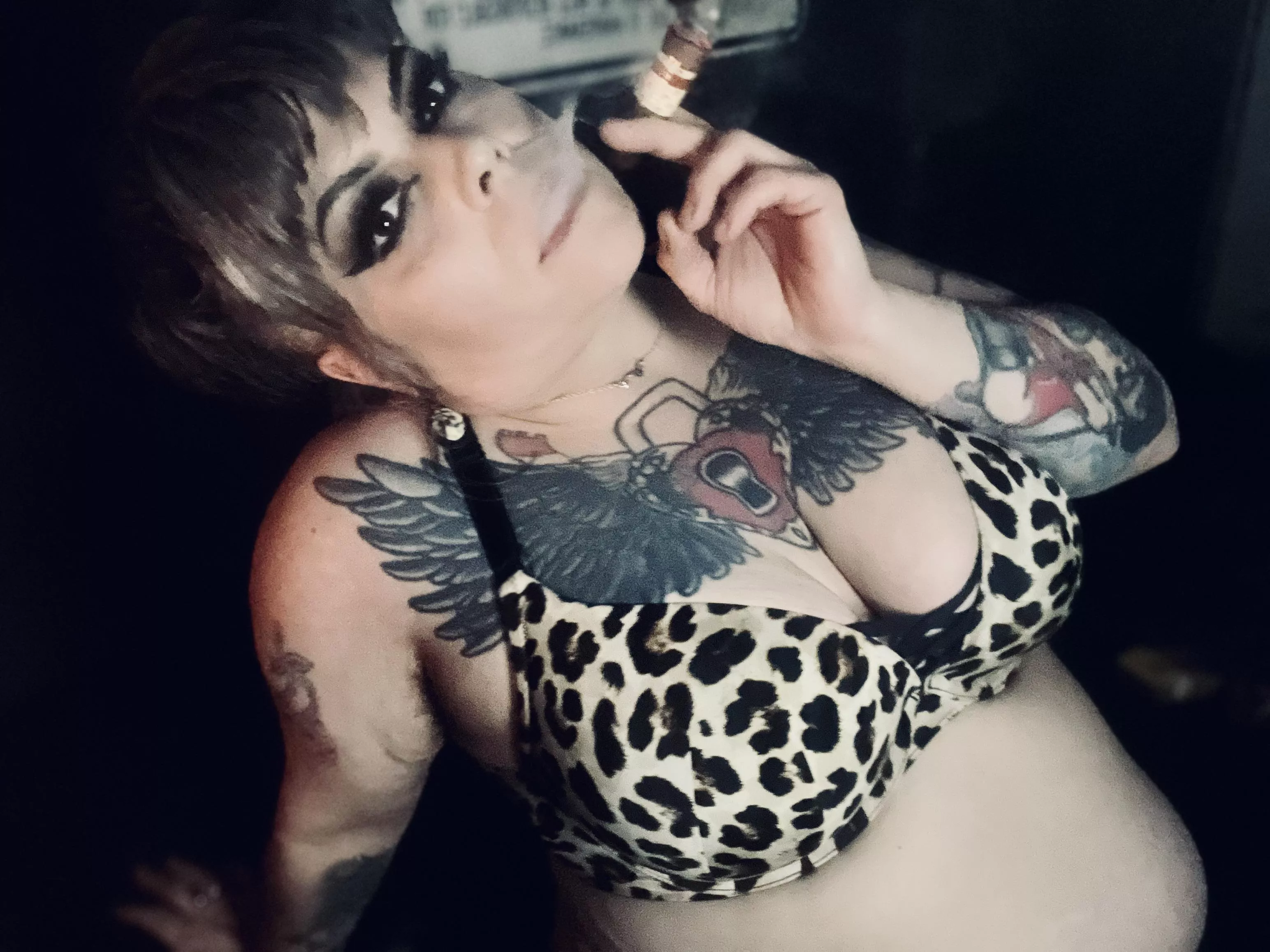 Love a good cigar at the end of the day💋