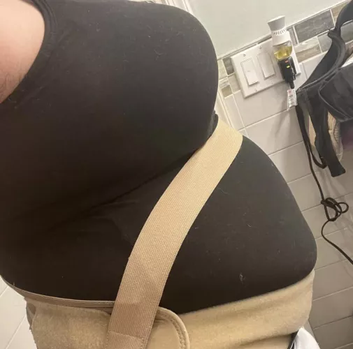 Love to see my belly grow bigger 🍔🐷