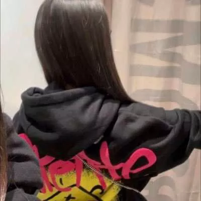 Meuf qui nude contre de l’argent son Insta @jadee_chf