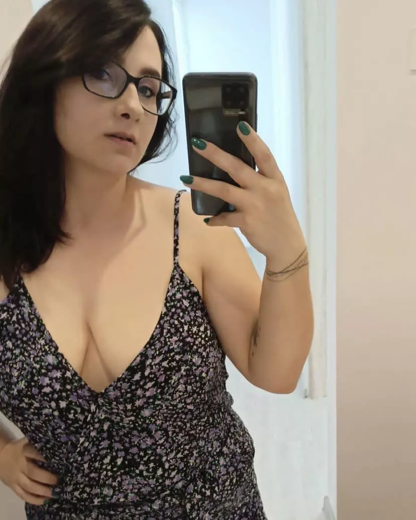 No bra, no problem 🤭