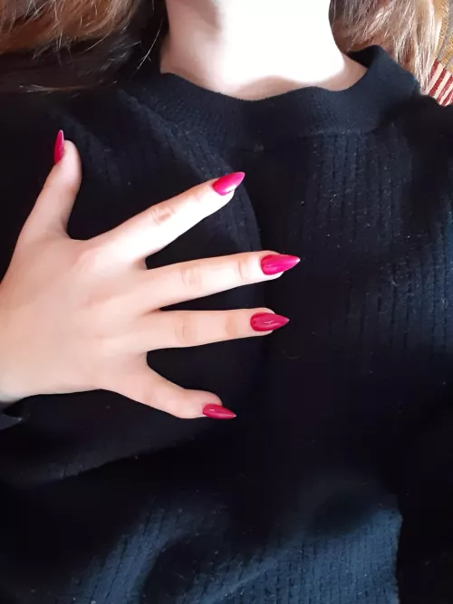 No need to be nude when the Nails are the stars of this show! 💓