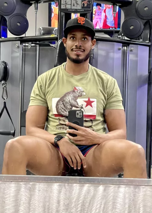 obligatory gym selfie trying to not get caught: awkward nervous smile ✅