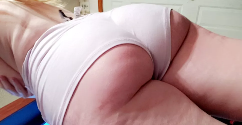 peek a boo, my booty sees you 😏