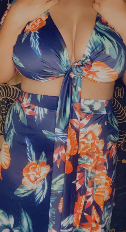 Perfect outfit for some cleavage!