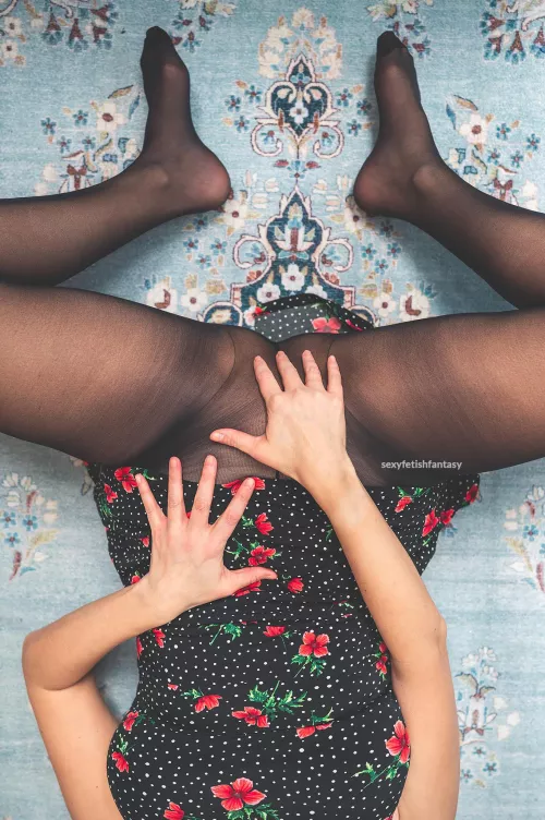 Playing with myself in pantyhose makes me 💦 😘