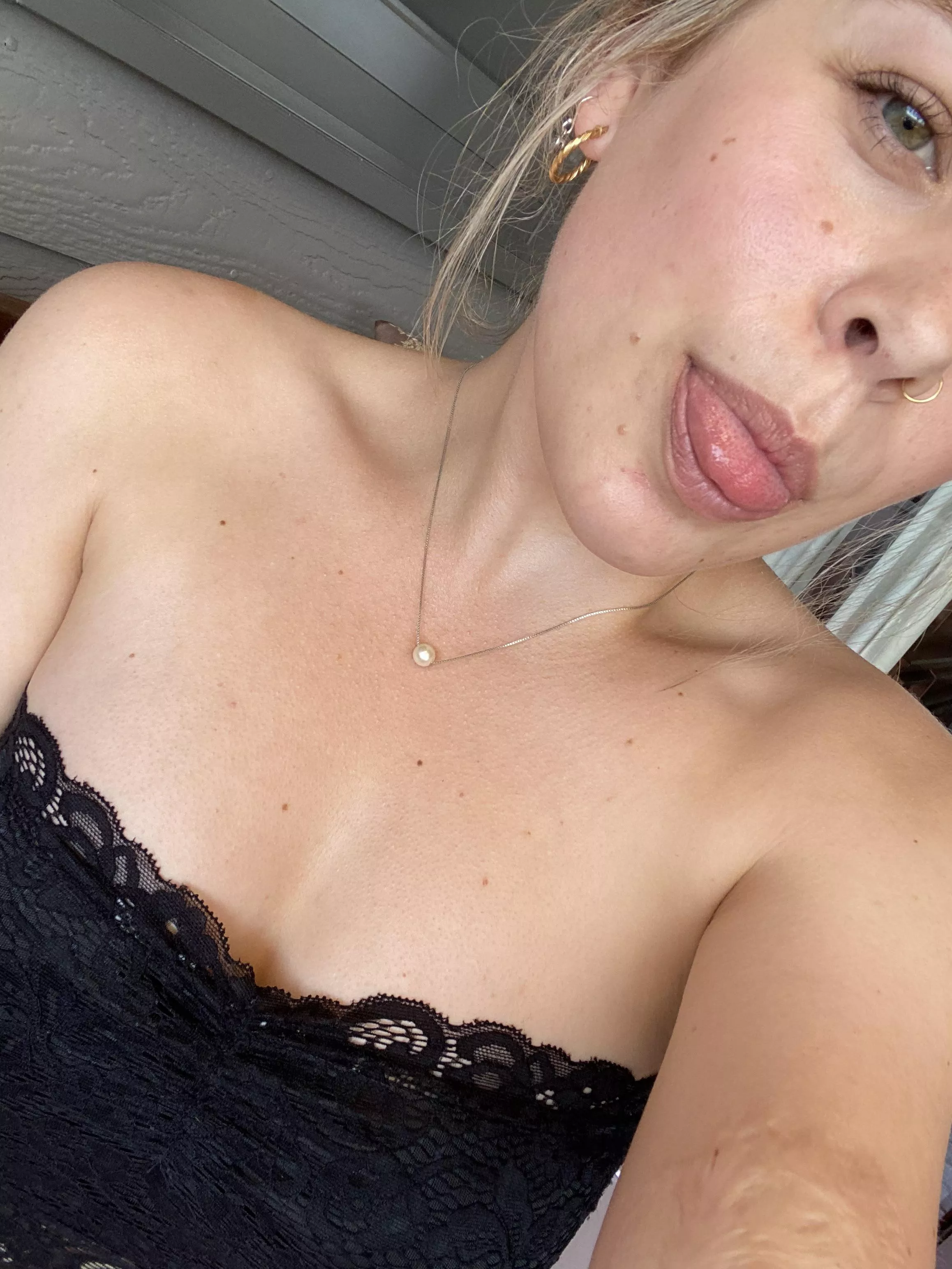 Something about pearl necklaces😜[F]