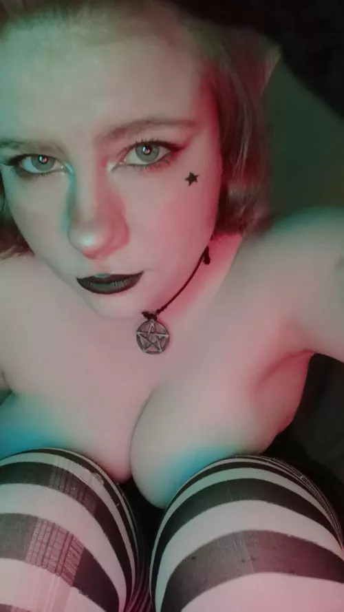 This elf just wants to have fun 😜