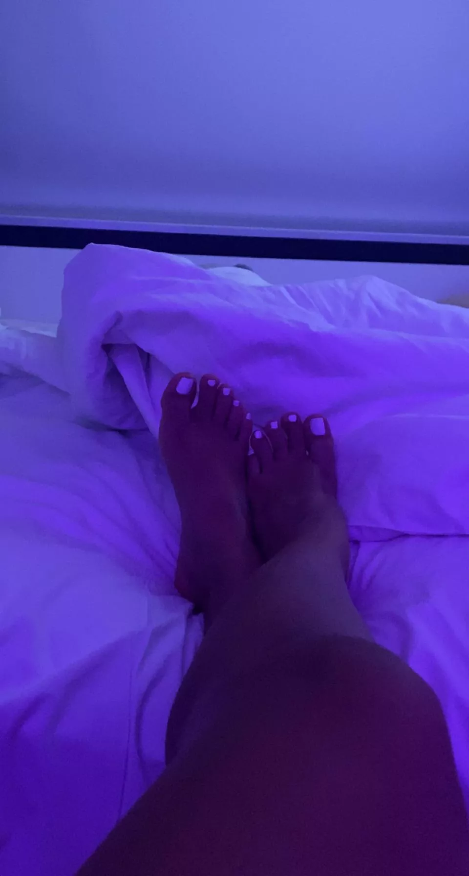 Wanna lick my white toes 😋
