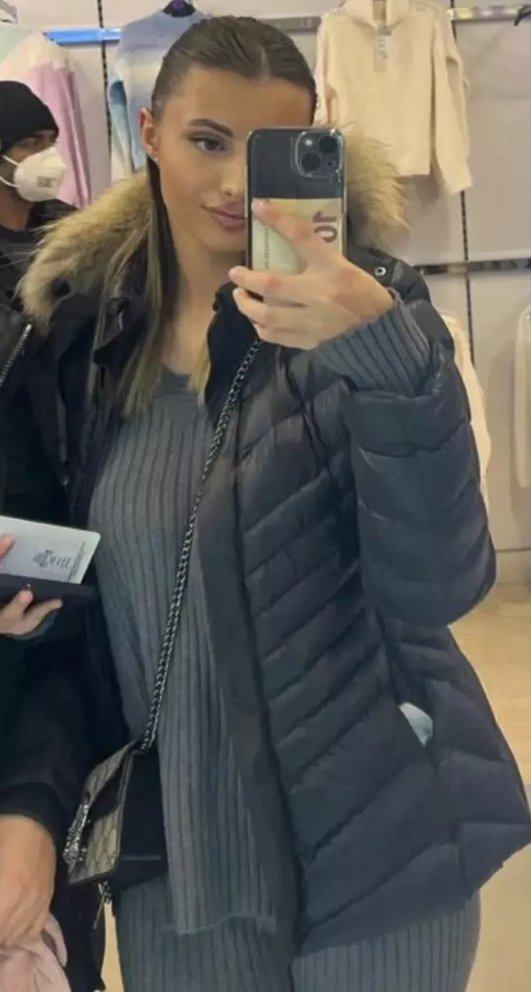 Wanna see her naked?😍😈